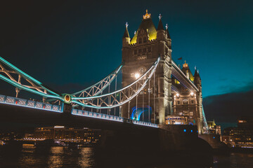 Fototapeta na wymiar Tower Bridge de noche iluminado londres