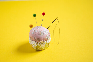 カップケーキ風ピンクッション（横位置）：桃色と黄色