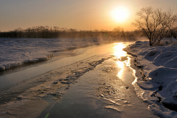 厳冬期の釧路湿原の日の出（北海道・標茶町）