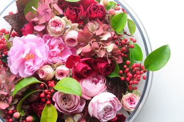 白テーブルの上のバラ