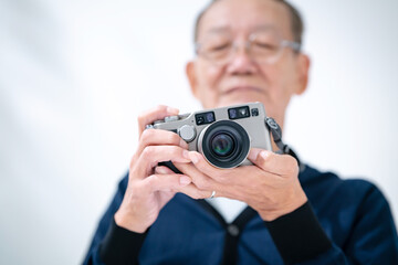 Naklejka premium 写真を撮るシニア男性