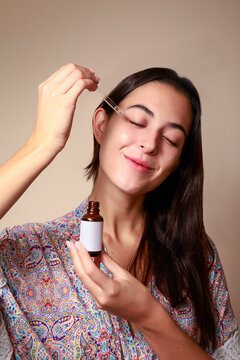 Joven Mujer mexicana con suero facial humectante producto de belleza