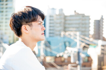 屋上にいる男性
