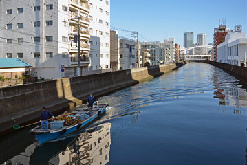 帷子川の清掃作業船