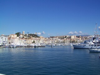 Fototapeta na wymiar Hafen und Burg von Cannes, Frankreich harbour and castle of Cannes, France