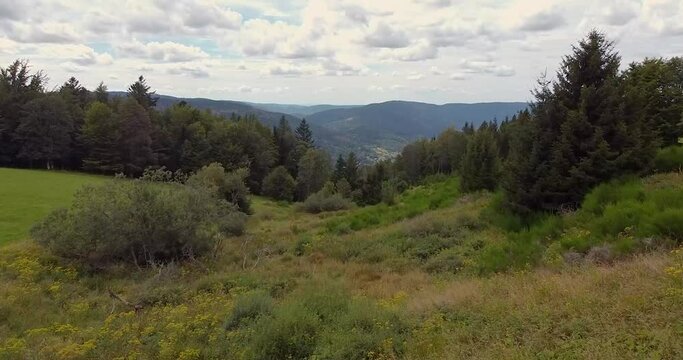 Vue a&eacute;rienne vers Cornimont depuis l'abri de Rachutte, pr&egrave;s du Lac des Corbeaux dans les Vosges. Vue de la for&ecirc;t et de la vall&eacute;e.