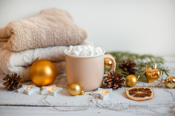 Obraz na płótnie Canvas Christmas background, coffee mug and marshmallows , Golden Christmas tree toys . Merry Christmas greeting card