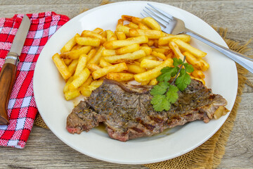 entrecôte de boeuf et frites dans une assiette