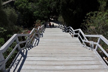 Siracusa – Scalinata in legno nel Parco Archeologico della Neapolis