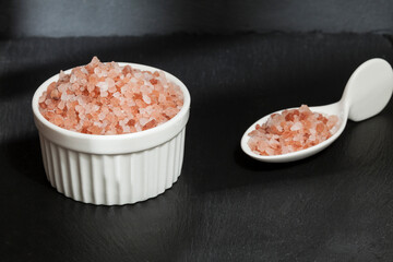 Fototapeta na wymiar Salt - Crystals of salt pink of Himalayan.