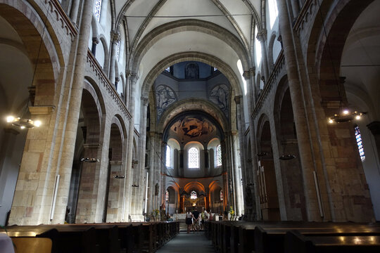 Innenansicht der romanischen Basilika St. Aposteln