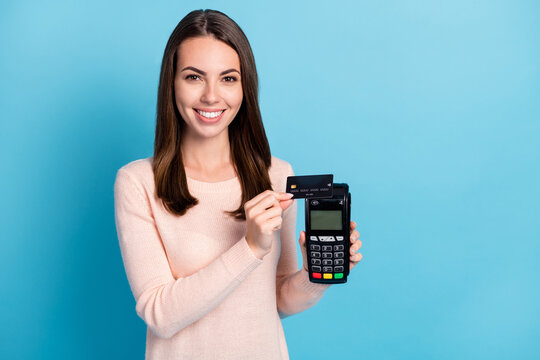 Close-up portrait of her she nice attractive pretty cheerful cheery smart brown-haired girl using pos reader card commerce retail service isolated bright vivid shine vibrant blue color background