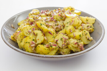 salade froide de pommes de terre aux oignons rouge
