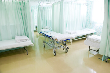 処置室に置かれたストレッチャー