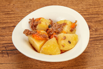 Roasted potato and beef with sauce
