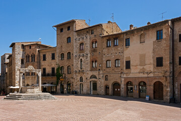 Fototapeta premium square in the town of San Gimignano during the lockdown for COVID-19