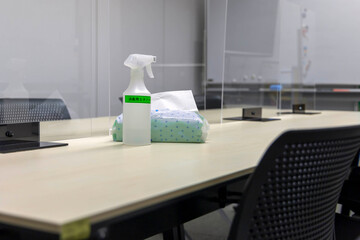 アクリル板で新型コロナウィルスの感染防止した会議室