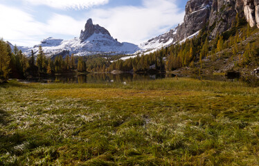 Obraz premium Autumn in the Dolomites, view of Federa lake surrounded by mountains