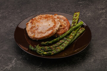 Grilled tuna steak with asparagus