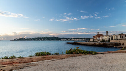 Fototapeta na wymiar Vue mer au soleil levant depuis les remparts d'Antibes sur la Côte d'Azur