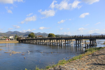 Obraz na płótnie Canvas 上流(西)側から見た渡月橋(京都嵐山/日本)