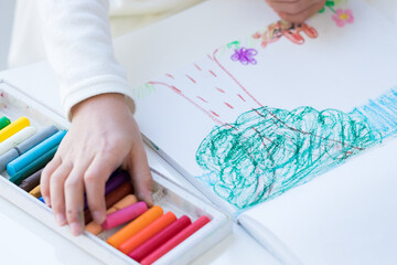 明るい家で絵を描いている可愛い子供の様子