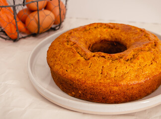 Bizcocho de zanahoria con fondo blanco 