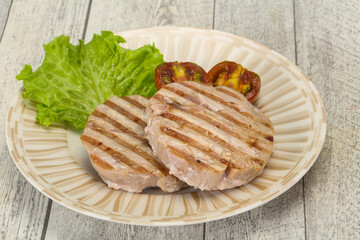 Grilled tuna steak with kumato