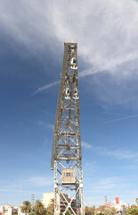 Antigua gr&uacute;a del puerto sobre cielo con nubes