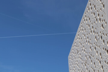 Edificio moderno sobre cielo azul.