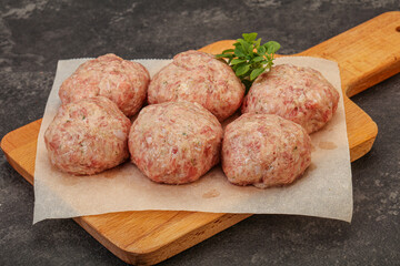 Raw turkey meatball for cooking
