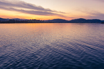 atardecer amanecer en la superficie del mar