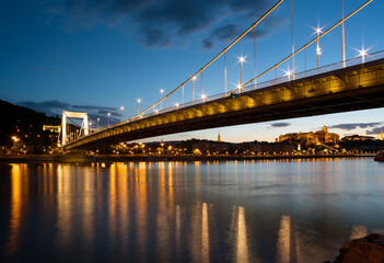 Fototapeta na wymiar Suspension bridge at night