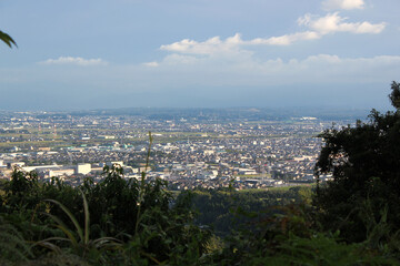 Obraz premium 山の上から眺める街並み