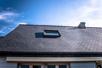 Fenêtre de toit sur toit en Ardoises