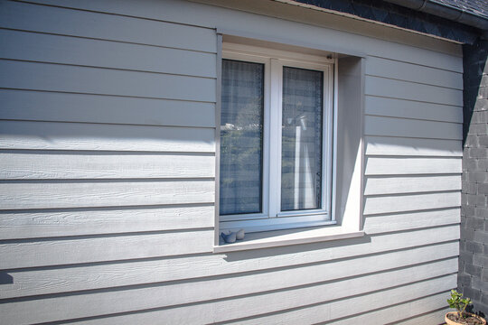 Fen&ecirc;tre de maison &agrave; bardage en bois