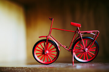 Petit vélo rouge miniature - Objet décoratif - Jouet pour enfant