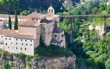 Monasterio de San Pablo del Siglo XVI y puente de San Pablo en Cuenca, España