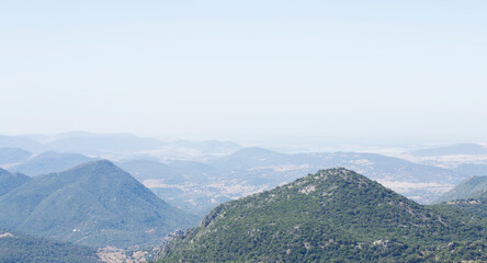 Monta&ntilde;as a lo lejos