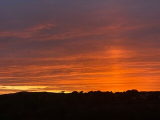 Bonista panorámica de atardecer naranja
