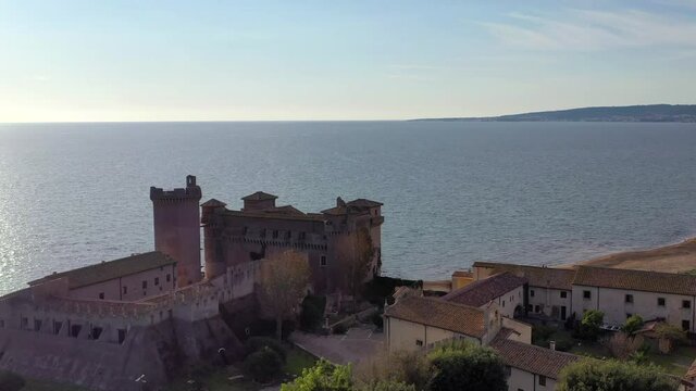 Ripresa aerea con drone dello spettacolare castello di Santa Severa sulla spiaggia tra Civitavecchia e Ostia
