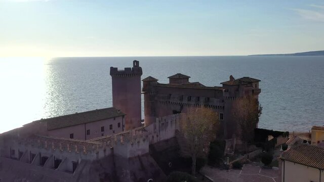 Ripresa aerea con drone dello spettacolare castello di Santa Severa sulla spiaggia tra Civitavecchia e Ostia