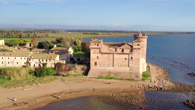 Ripresa aerea con drone dello spettacolare castello di Santa Severa sulla spiaggia tra Civitavecchia e Ostia