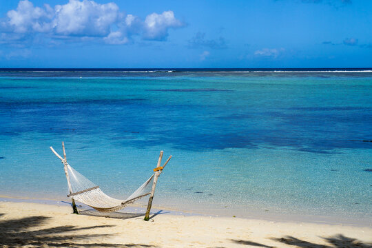amaca sulla spiaggia, nello sfondo laguna di mare cristallino con barriera corallina - Mauritius 