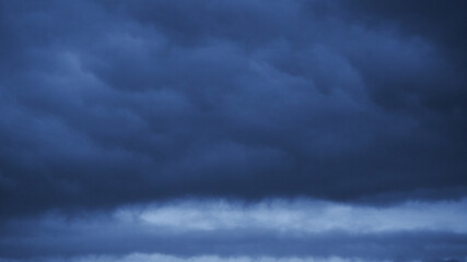 Ciel menaçant et tourmenté, au passage d'un nuage en rouleau de type arcus