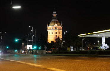 Fototapeta na wymiar Der Wasserturm Favoriten ist ein Wahrzeichen des 10. Wiener Gemeindebezirkes Favoriten. Das markante Bauwerk im Stil des industriellen Historismus findet sich auf der Kuppe des Wienerberges