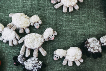Broches avec personnage mignon petit mouton blanc en laine