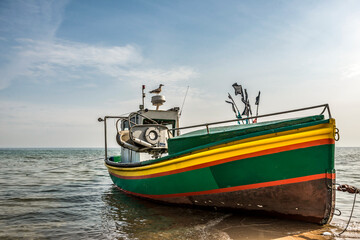 Kuter rybacki zacumowany na plaży w Sopocie - znana atrakcja turystyczna