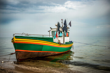 kolorowy kuter rybacki na plaży w Sopocie - obrazy, fototapety, plakaty
