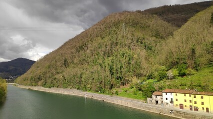 Obraz premium view of the river and mountains